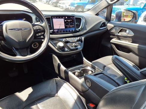 Used 2021 Chrysler Pacifica Limited w/ Uconnect Theater Family Group AWD/4WD image 5