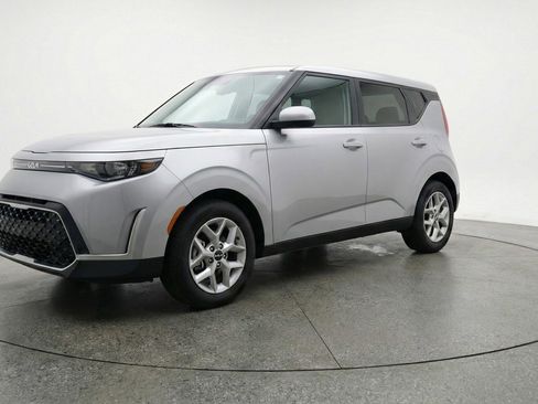 Used 2025 Kia Soul LX w/ LX Technology Package image 3