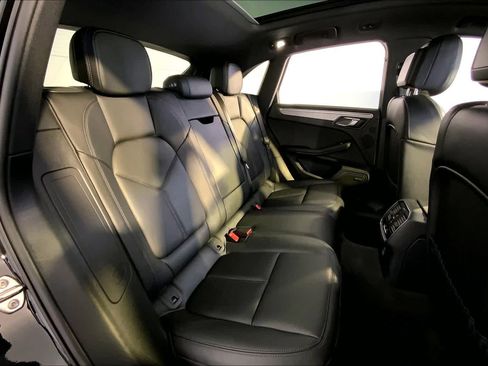 Used 2025 Porsche Macan image 23