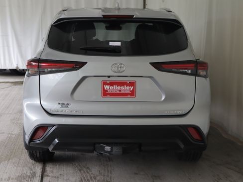 Used 2025 Toyota Highlander XLE AWD/4WD image 30