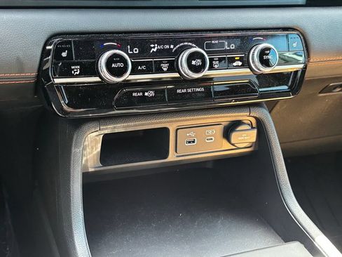 Used 2025 Honda Pilot Sport image 11