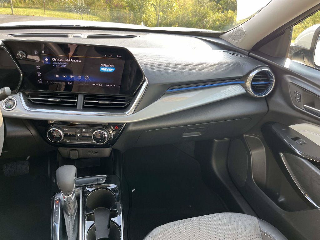 Used 2025 Chevrolet Trax LT FWD image 11