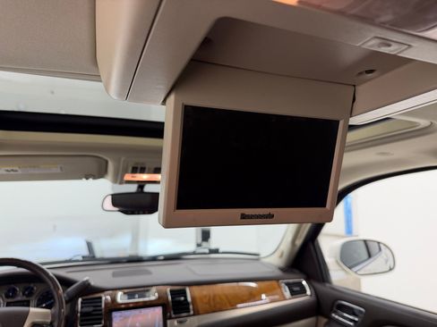 Used 2014 Cadillac Escalade Platinum AWD/4WD image 21
