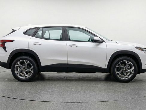 Used 2025 Chevrolet Trax LT w/ LT Convenience Package FWD image 11
