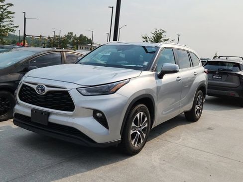 Used 2023 Toyota Highlander XLE FWD image 1