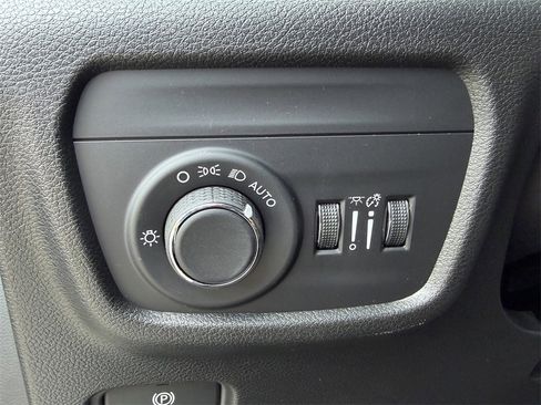 New 2025 Jeep Grand Cherokee Altitude image 17