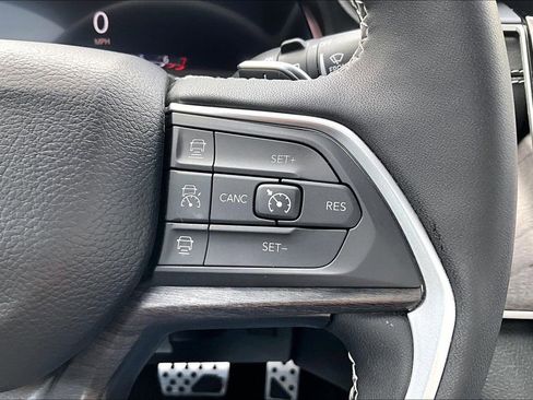 Used 2024 Jeep Grand Cherokee Limited w/ Black Appearance Package image 13