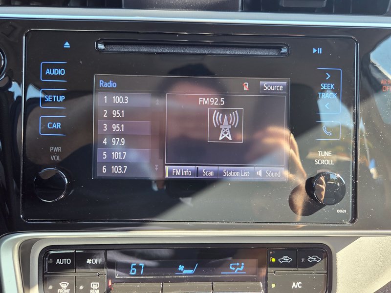 Used 2018 Toyota Corolla LE FWD image 30