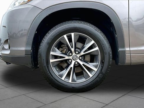 Used 2018 Toyota Highlander Plus FWD image 11