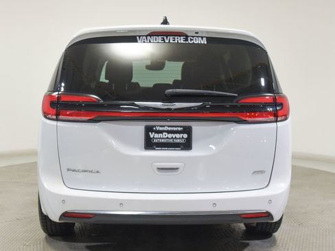 Used 2023 Chrysler Pacifica Touring-L AWD/4WD image 13