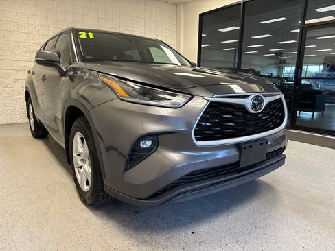 Used 2021 Toyota Highlander LE AWD/4WD image 34