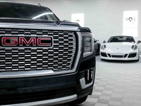 Used 2023 GMC Yukon XL Denali AWD/4WD image 16