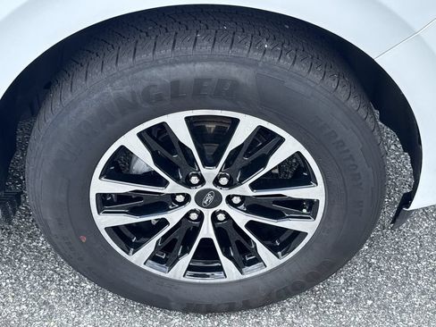 Used 2025 Ford Expedition Platinum AWD/4WD image 12