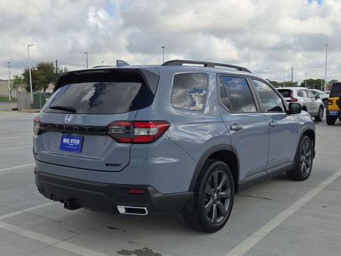 Used 2023 Honda Pilot Sport image 3