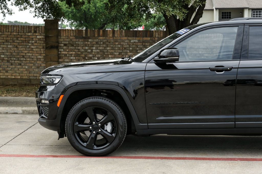 Used 2023 Jeep Grand Cherokee Limited w/ Black Appearance Package AWD/4WD image 21