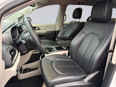 Certified 2024 Chrysler Pacifica Touring-L image 12