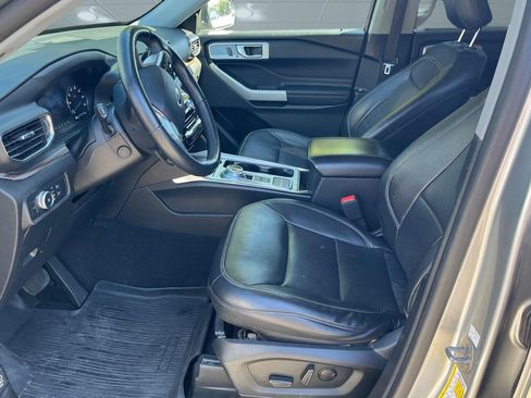 Used 2021 Ford Explorer Limited w/ Equipment Group 301A RWD image 3