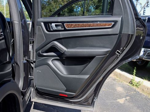 Used 2020 Porsche Cayenne Sport Utility 4D image 38