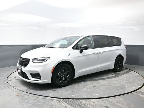 Used 2024 Chrysler Pacifica Select image 10