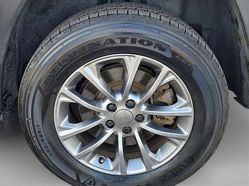 Used 2019 Jeep Cherokee Latitude Plus w/ Cold Weather Group image 28