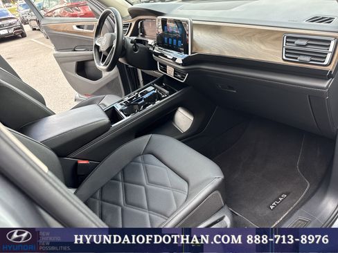 Used 2025 Volkswagen Atlas SE AWD/4WD image 16