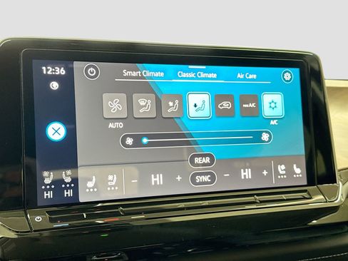 Used 2025 Volkswagen Atlas SE AWD/4WD image 17