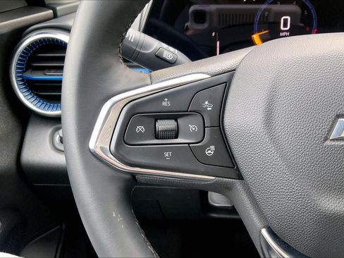 Used 2025 Chevrolet Trax LT w/ LT Convenience Package image 18