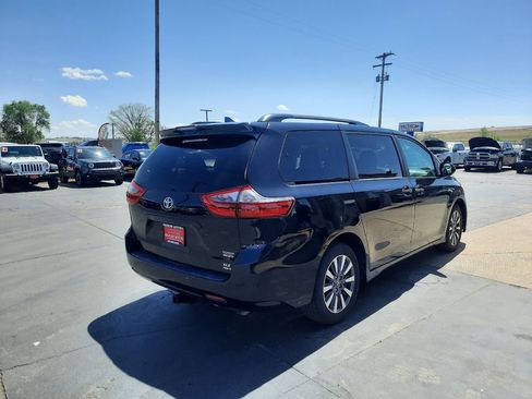 Used 2020 Toyota Sienna XLE AWD/4WD image 4