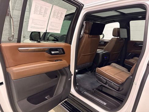 Used 2025 Chevrolet Suburban High Country AWD/4WD image 30