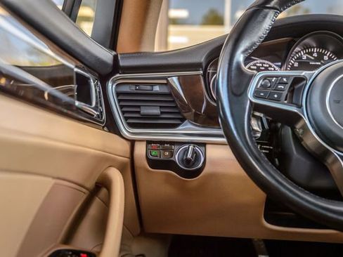 Used 2018 Porsche Panamera image 27