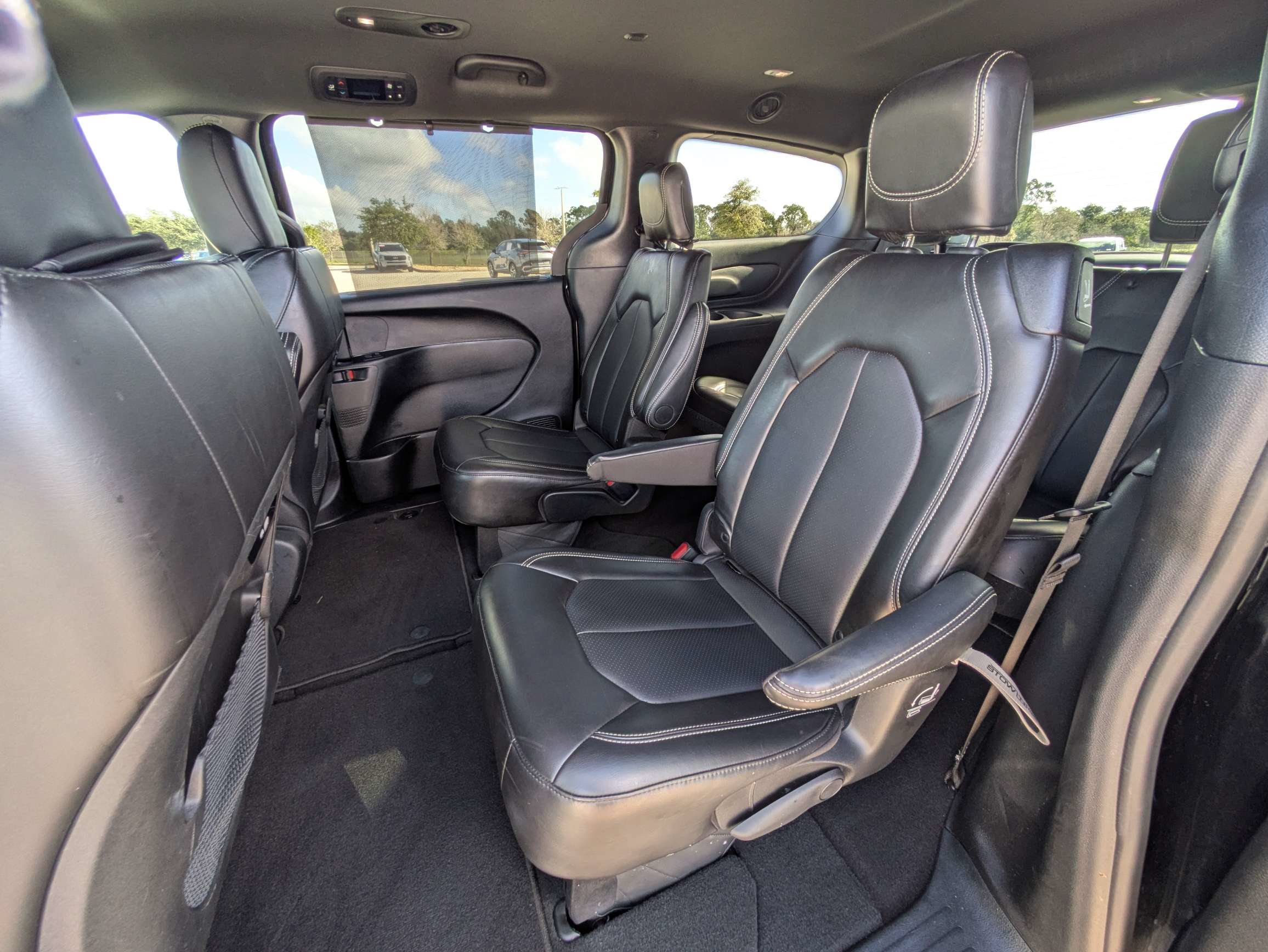 Used 2025 Chrysler Pacifica Select FWD image 14
