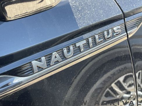 Used 2023 Lincoln Nautilus Reserve w/ Monochromatic Package FWD image 4