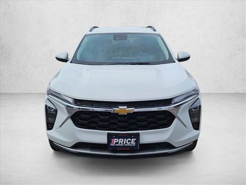 Used 2025 Chevrolet Trax LT FWD image 2