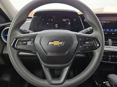 Used 2025 Chevrolet Trax LT image 30