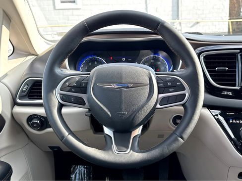 Used 2017 Chrysler Pacifica Touring-L Plus image 16