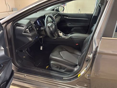 Used 2021 Toyota Camry SE w/ Convenience Package FWD image 6
