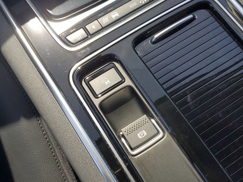 Used 2019 Jaguar XE Premium image 28