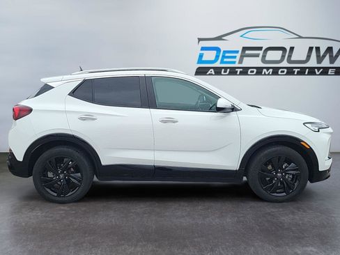 Used 2024 Buick Encore GX Sport Touring FWD image 2