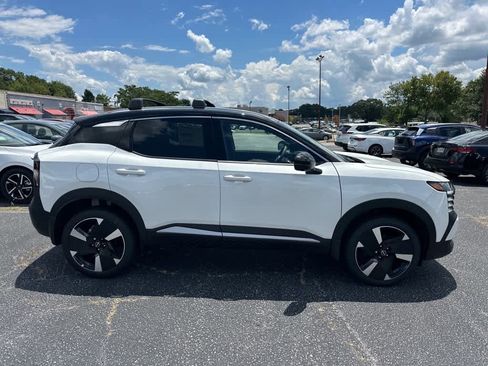 New 2025 Nissan Kicks SR FWD image 2
