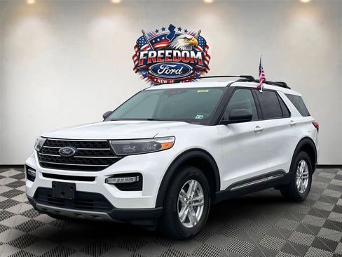 Used 2022 Ford Explorer XLT w/ Equipment Group 202A AWD/4WD image 2