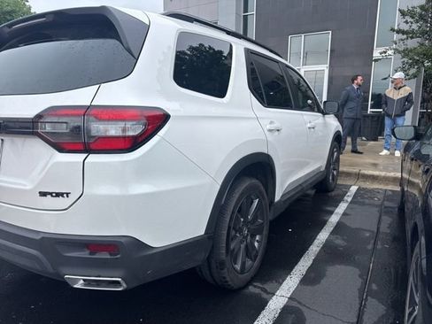 Used 2025 Honda Pilot Sport image 4