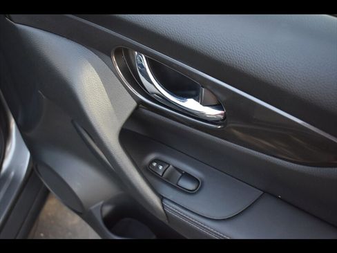 Used 2020 Nissan Rogue SV w/ Premium Package FWD image 37