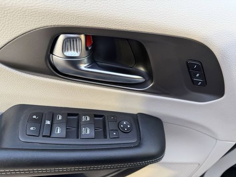 Used 2023 Chrysler Pacifica Touring-L image 10