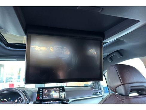 Used 2023 Toyota Sienna Platinum image 16