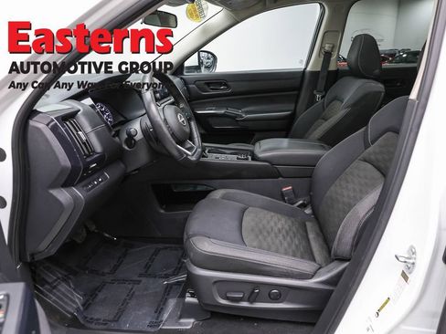 Used 2024 Nissan Pathfinder SV w/ SV Premium Package AWD/4WD image 14