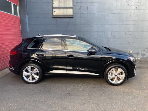 Used 2023 Audi Q4 e-tron Premium w/ Convenience Package image 2