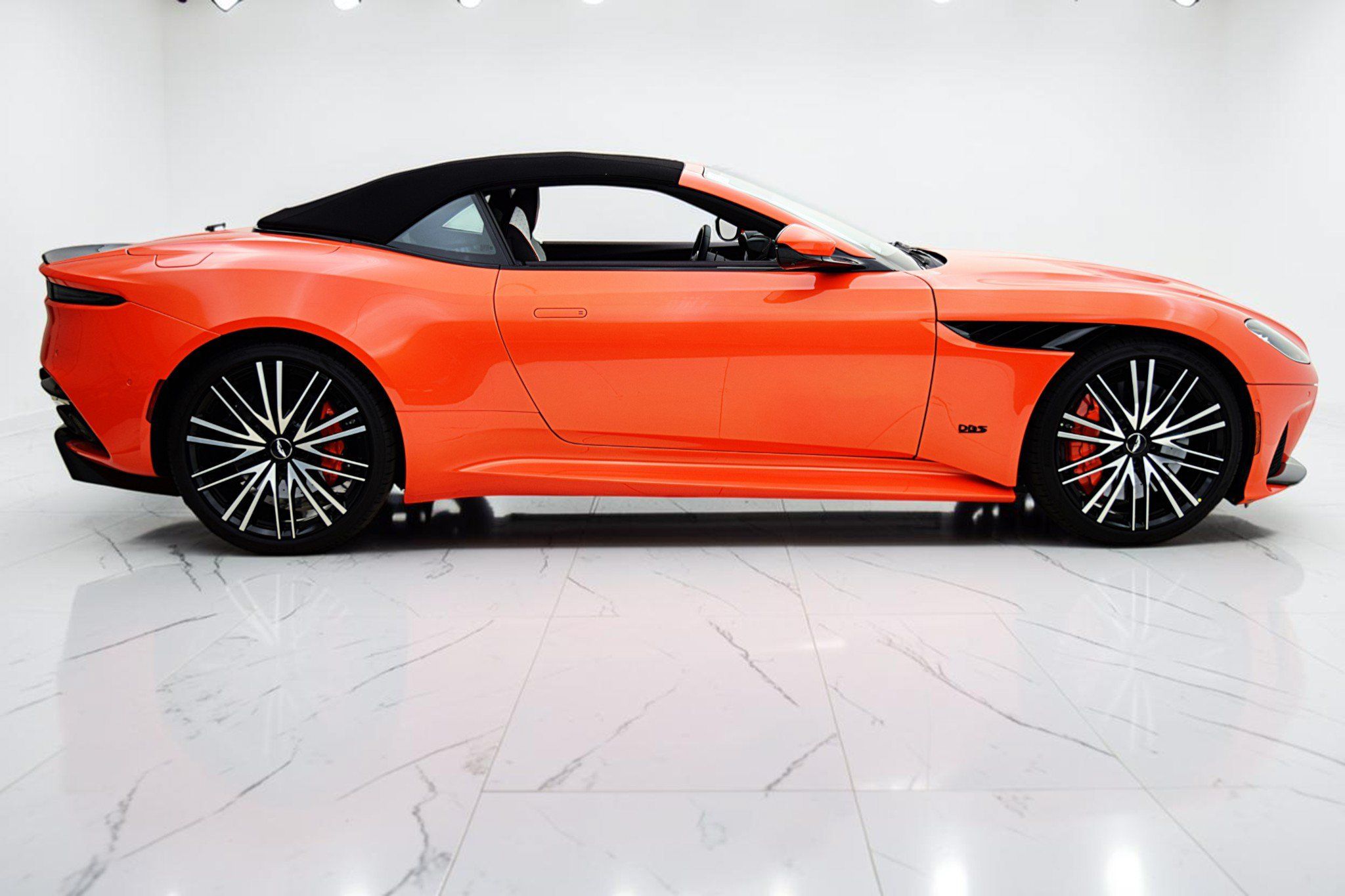 Used 2023 Aston Martin DBS Superleggera Volante RWD image 26