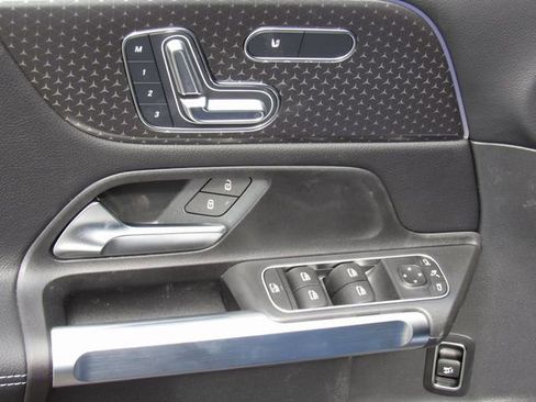 Used 2025 Mercedes-Benz GLB 250 4MATIC image 13