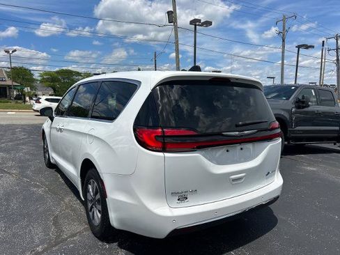 Used 2023 Chrysler Pacifica Touring-L FWD image 13