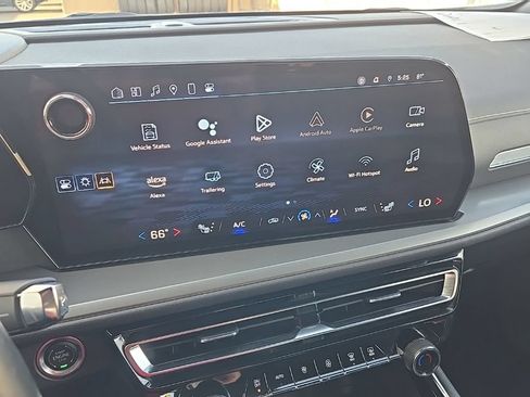 Used 2025 Chevrolet Traverse LT FWD image 23